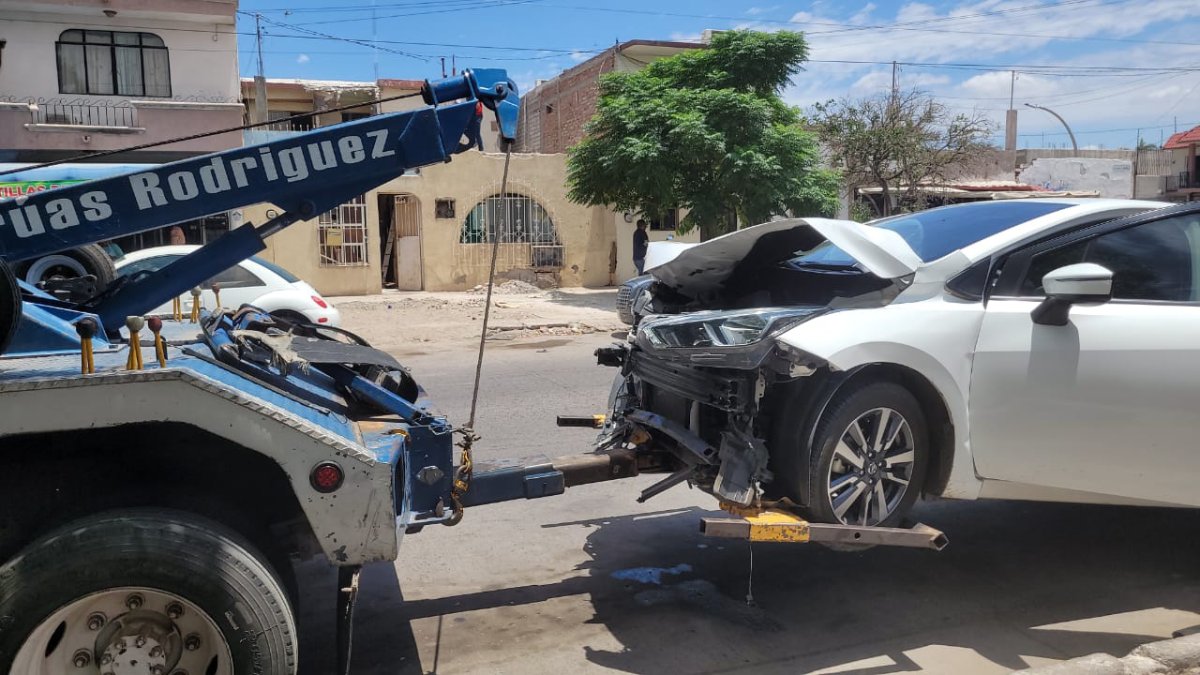 Accidente en sector centro de Los Mochis ocasiona daños en una vivienda y deja una mujer lesionada