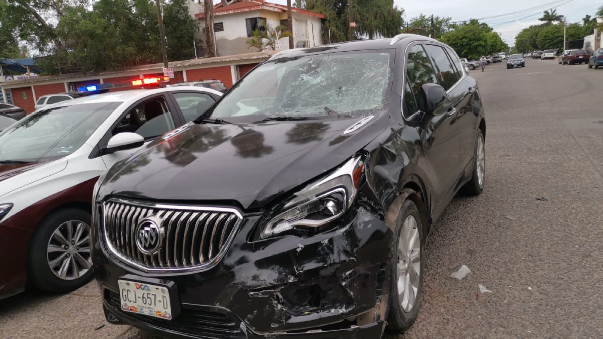 Motociclista ingresa al Hospital General de Los Mochis luego de ser arrollado por una vagoneta
