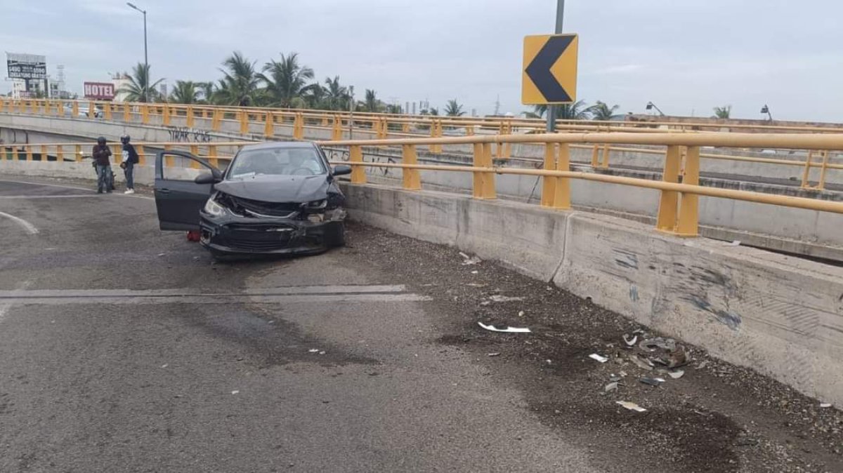 Accidente sobre el puente la Corona en Mazatlán deja a dos personas lesionadas