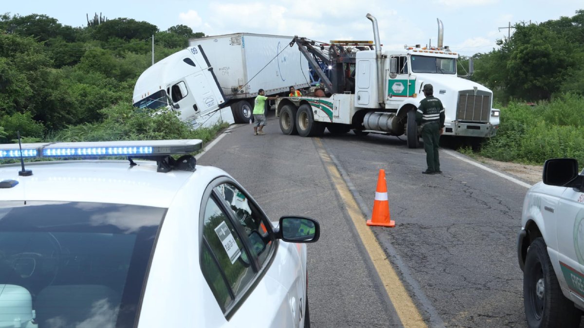 Conductor se queda dormido, tráiler a punto de volcarse en la carretera Mazatlán-Culiacán
