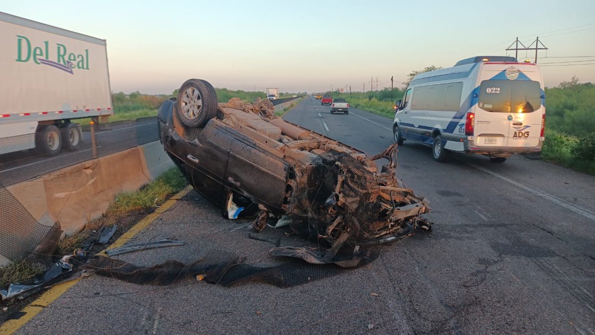 Abandonan unidad tras chocar y volcarse sobre la México 15, en Guasave