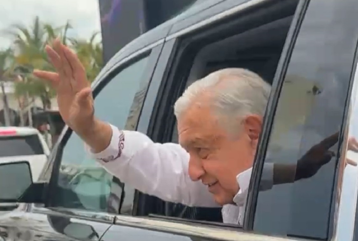 Se despiden AMLO y Sheinbaum de Mazatlán; salen rumbo a entregar la Picachos en Rosario