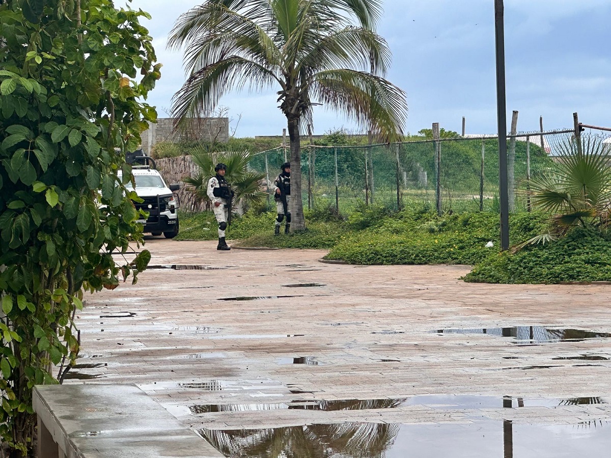 Resguardan por visita de AMLO hasta accesos de playa en Mazatlán