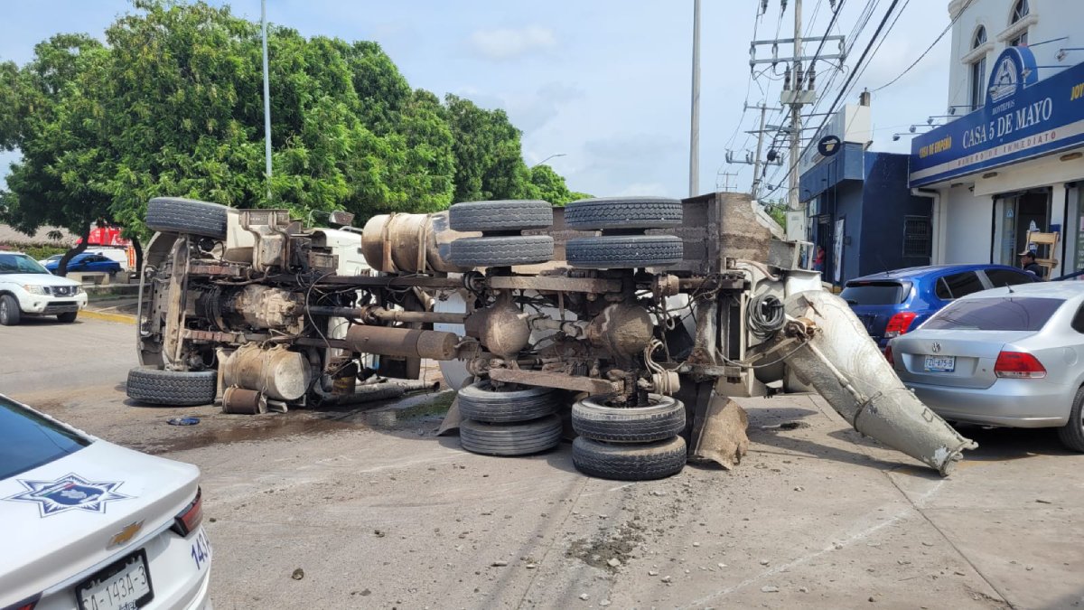 Se registra aparatosa volcadura de camión revolvedor de cemento en Libramiento 2 en Mazatlán
