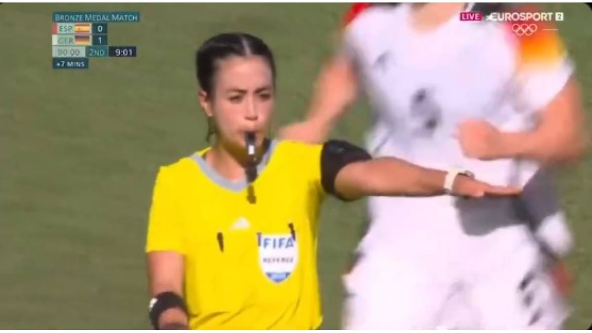 Árbitra mexicana Katia Itzel García y su extraordinario trabajo en juego por la medalla de bronce en futbol femenil