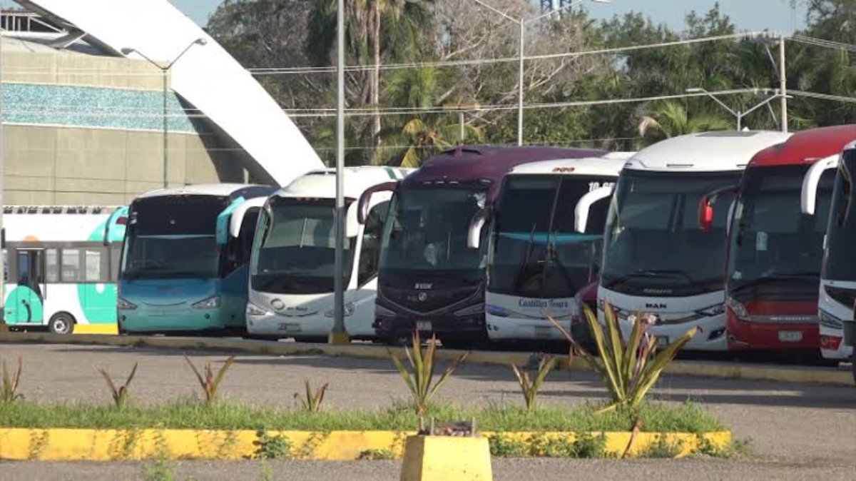 Pondrán en regla a camiones ‘charter’ en Mazatlán; anuncian tiempo límite para descenso y ascenso de huéspedes