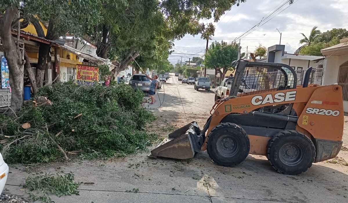 Ayuntamiento de Culiacán realiza trabajos de limpieza tras intensas lluvias de este martes