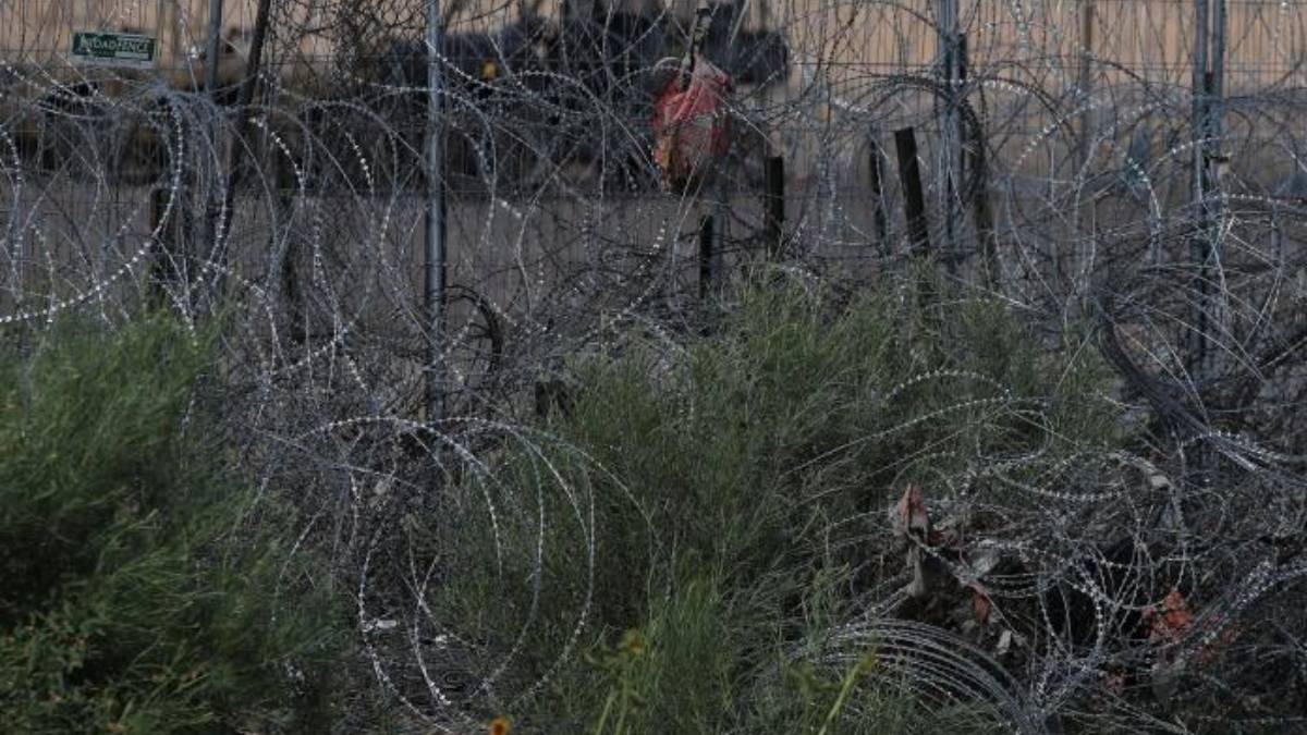 Controversia por instalación de tercera barrera de alambre en frontera Texas-México