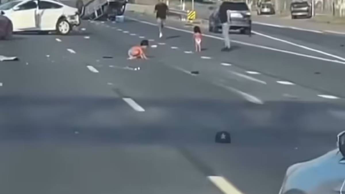 Bebés en pañales: Impactante accidente en autopista de Texas