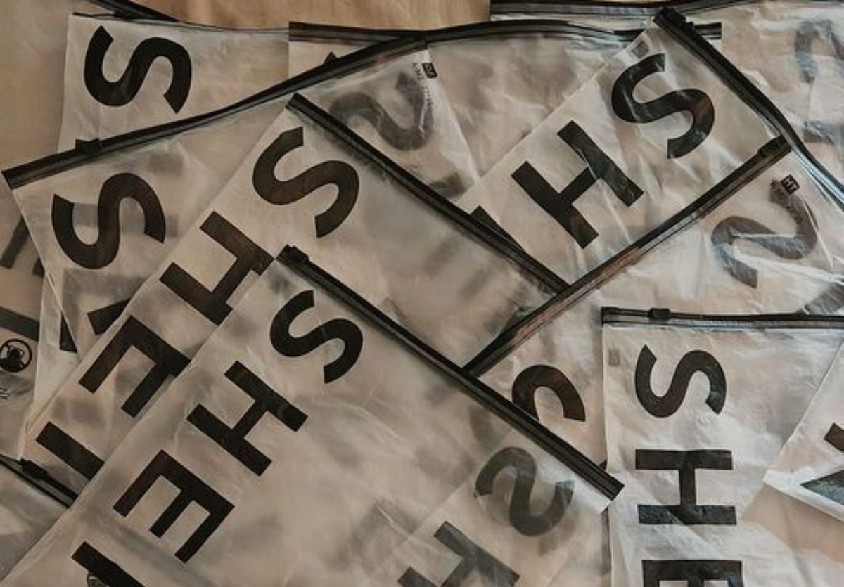 Viral: Mamá ingeniosa saca las bolsas de Shein para forras las libretas escolares