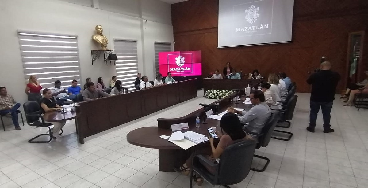 Regidoras del PAS rinde homenaje a Cuén Ojeda durante asuntos generales en la sesión de Cabildo en Mazatlán