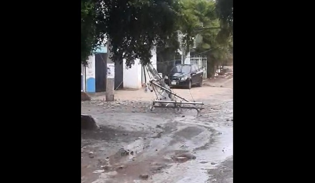 Le cae un rayo a poste de la CFE y se quedan sin luz en la Toledo Corro de Culiacán