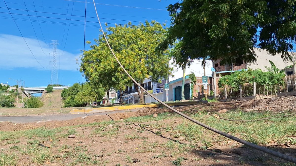 Más de 10 horas sin luz por caída de cable de la CFE en Culiacán
