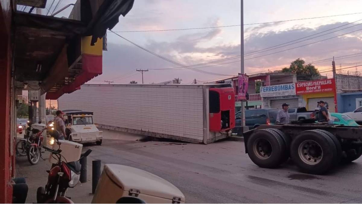 Caja de tráiler se desprende y obstruye la vialidad en Mazatlán