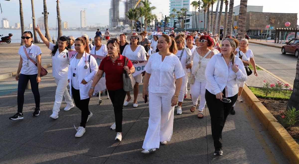 Con una caminata en zona costera, arranca Sistema DIF Mazatlán actividades por el Día los Abuelos