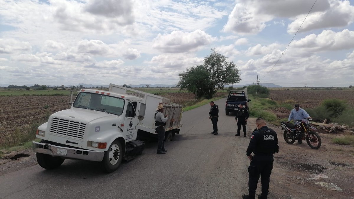 Se abre un socavón en carretera de Angostura; cae un camión de carga