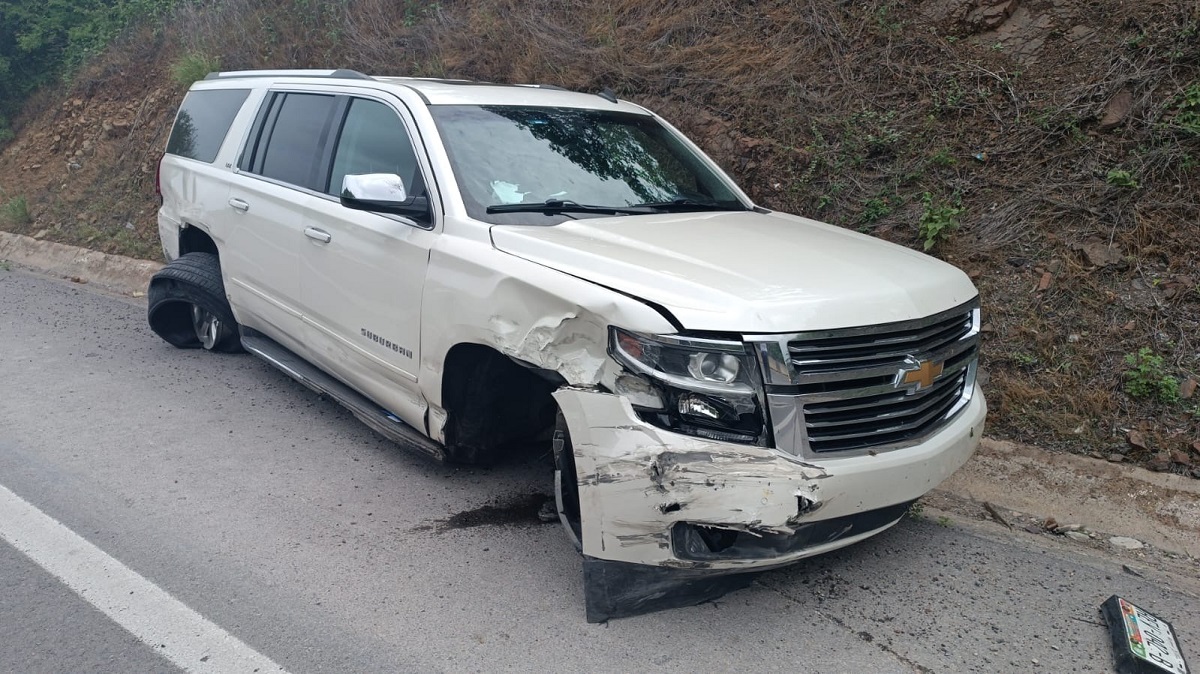 Accidente entre dos camionetas sobre la carretera de cuota Mazatlán-Culiacán dejó cuantiosos daños materiales