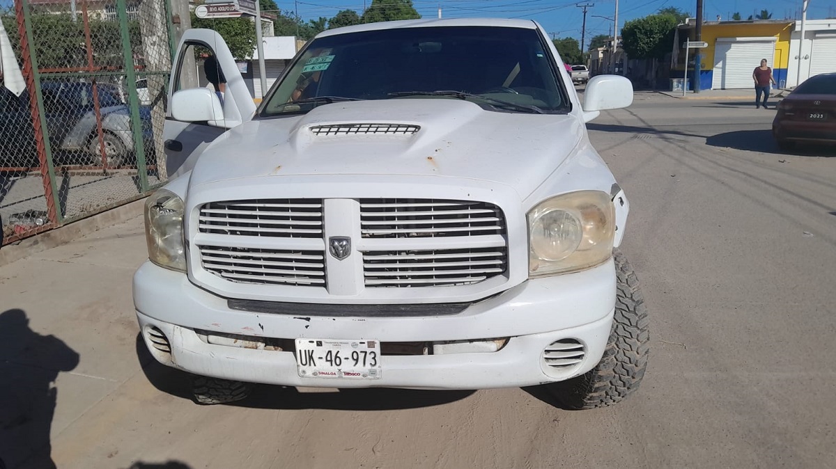 Conductor de camioneta no cede el derecho de paso y choca contra una moto en Guasave; hay un lesionado