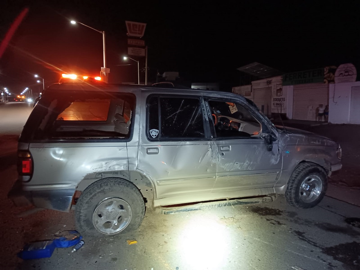 Vecino de la colonia Militar, en Guamúchil, vuelca en su camioneta