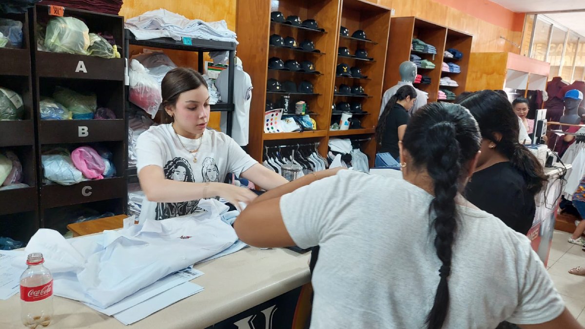 De manera tranquila da inicio el canje de uniformes y útiles escolares en la región del Évora