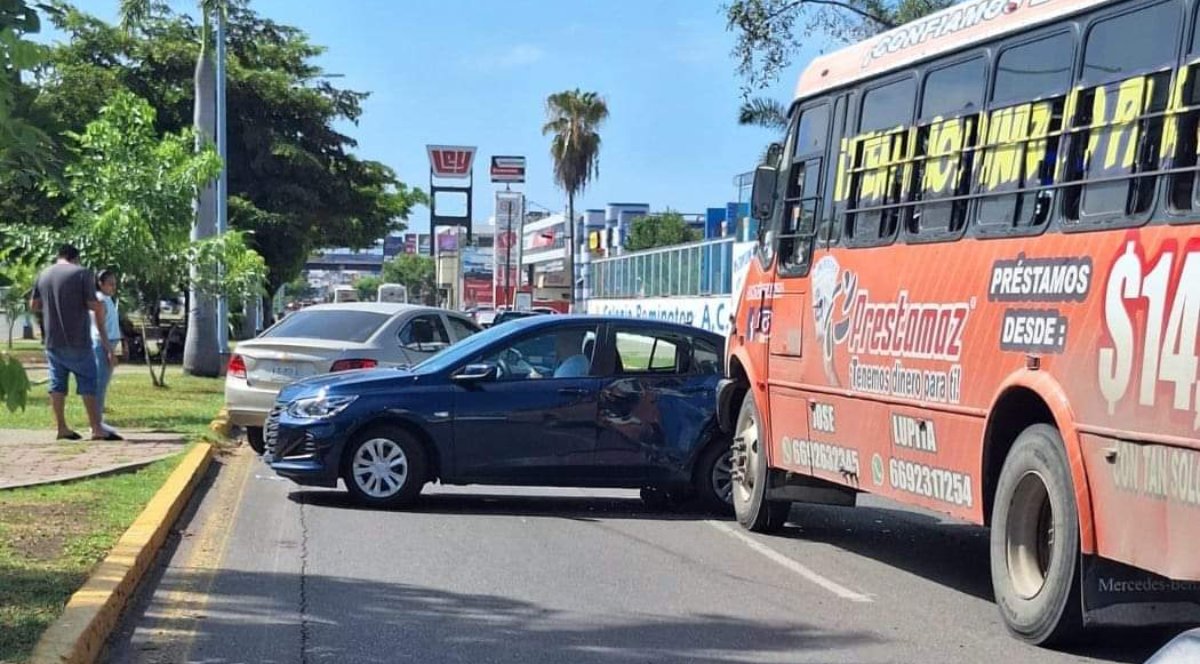 Descuido vial provoca carambola entre urbano y dos automóviles en la Ejército Mexicano en Mazatlán