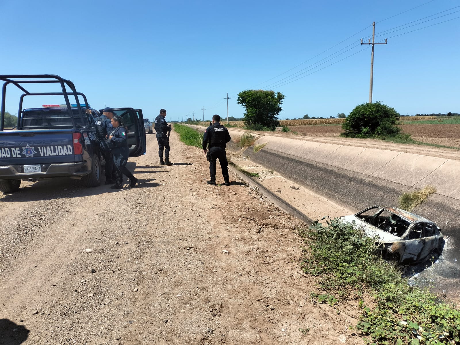 Localizan un vehículo calcinado dentro de un canal en la comunidad de Capomones, en Angostura