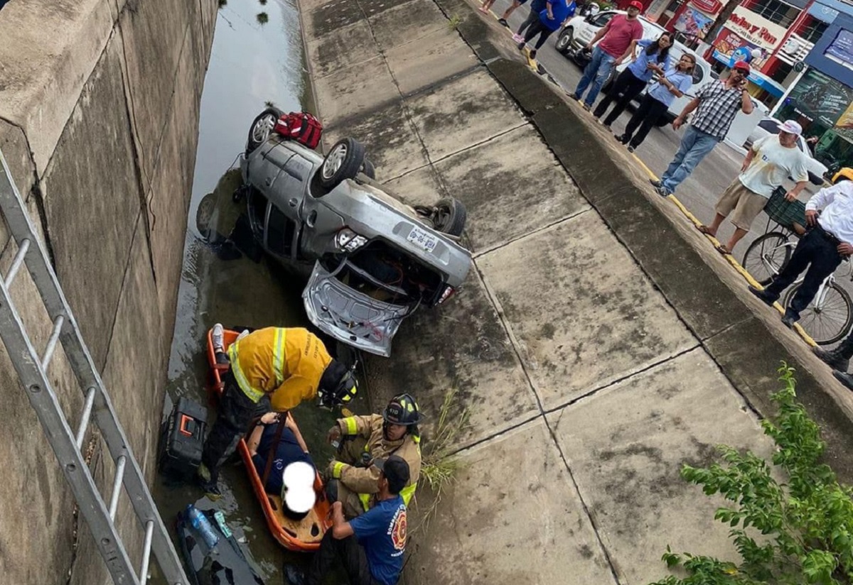 Carro cae a canal tras choque, una persona resultó herida de gravedad en Mazatlán