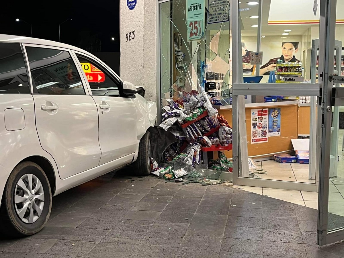 Conductora termina dentro de una farmacia con todo y carro en Los Mochis