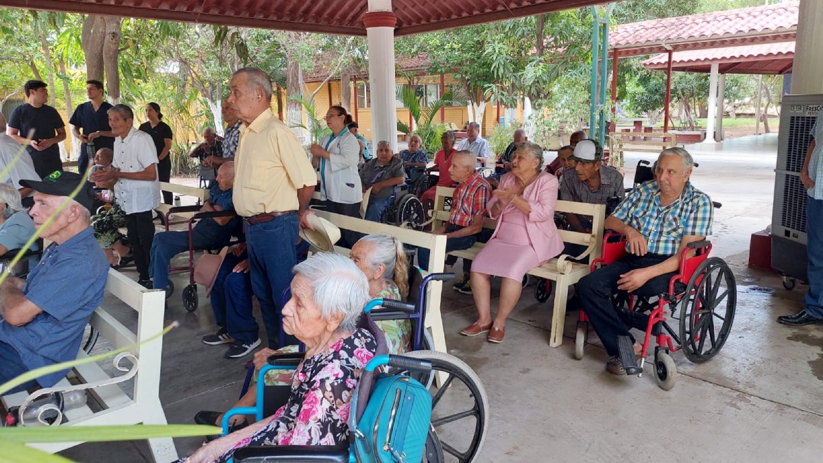 Celebran el Día del Abuelo en el Asilo de Ancianos Santa Rosa