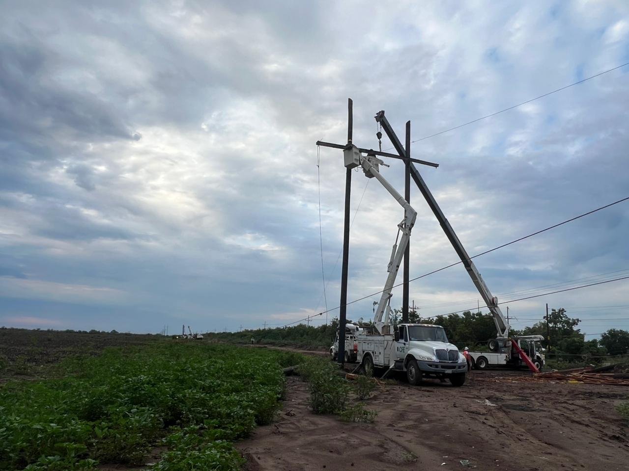 Intensifica CFE trabajos de reconexión del suministro eléctrico a usuarios afectados por tormenta en Ahome