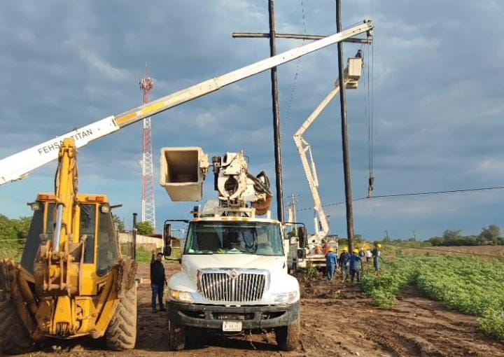 Más de 50 técnicos de CFE trabajan en distintas comunidades de Navolato para restablecer el servicio de energía