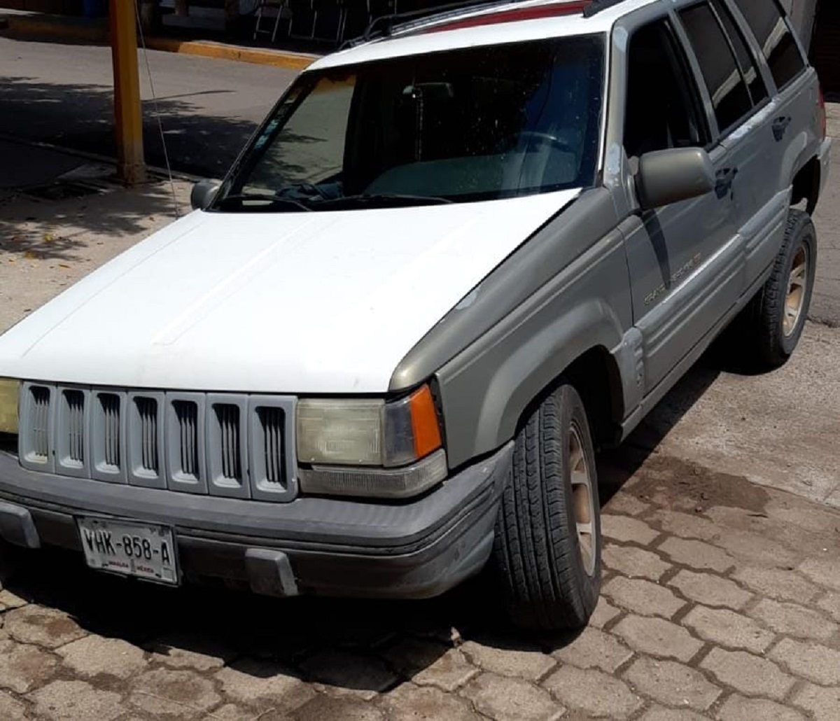 Se abre socavón al norte de Culiacán y cae una camioneta
