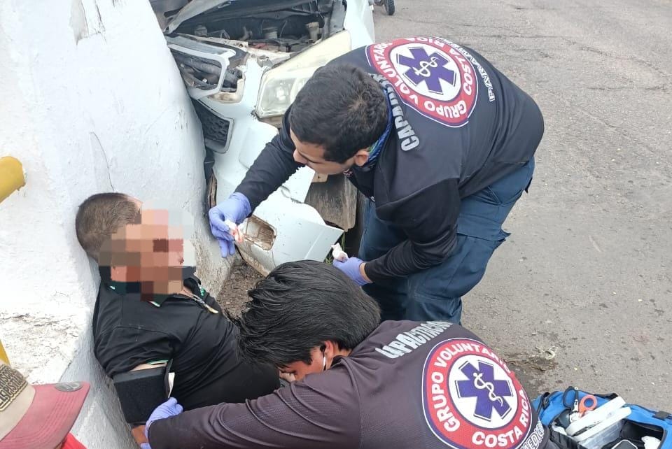 Dos empleados de una cremería resultan lesionados en choque en Culiacán