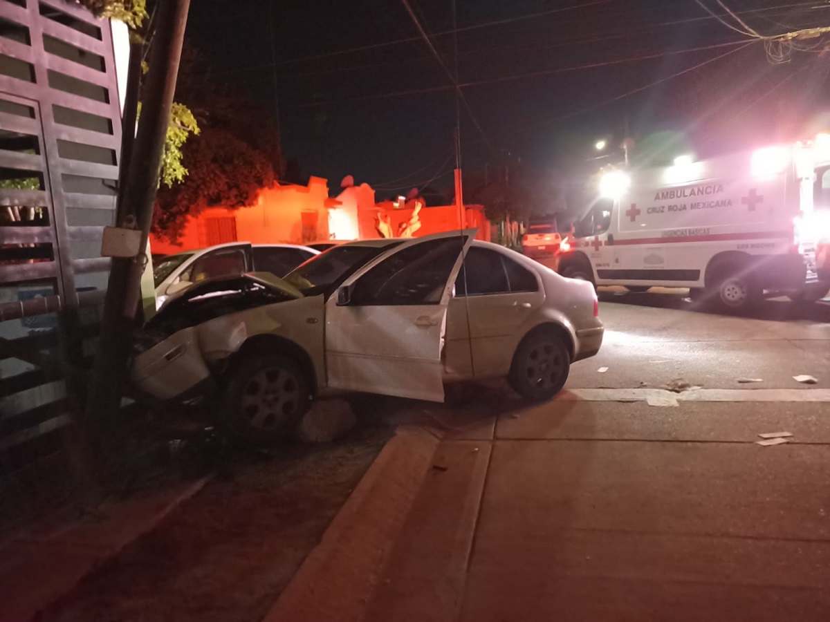 Choque entre dos vehículos al poniente de Los Mochis deja dos personas lesionadas