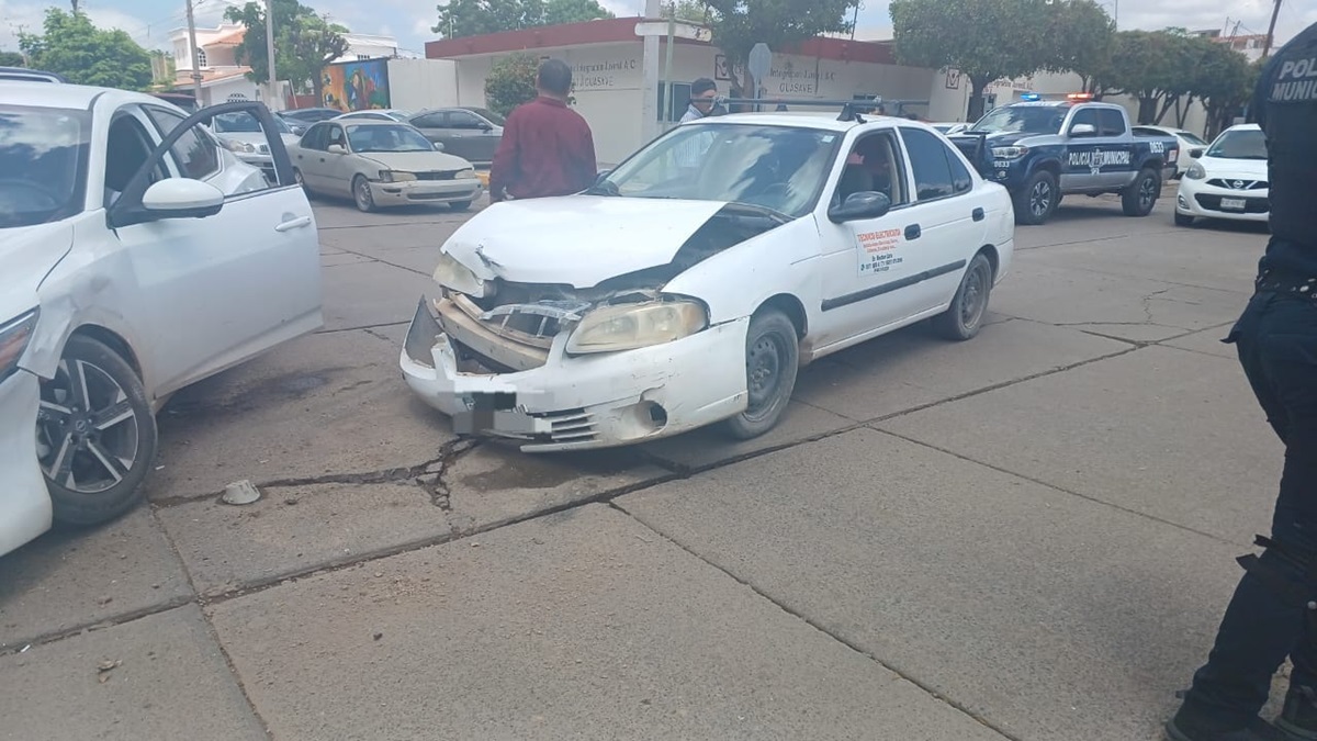 Choque en la colonia Ejidal de Guasave deja fuertes daños materiales