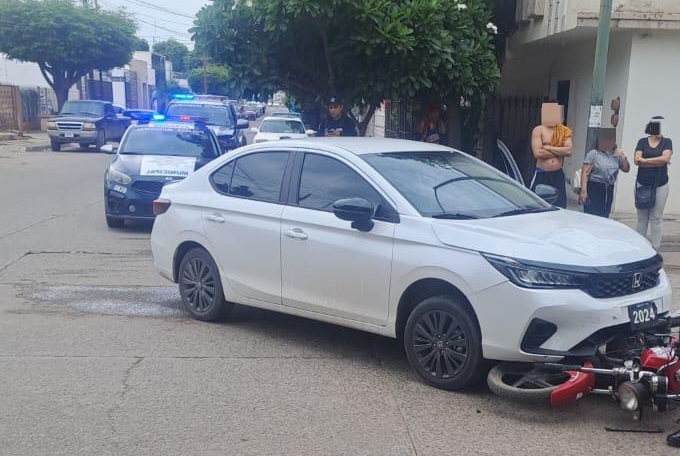 Evelin termina en el hospital; la moto en que viajaba fue impactada por un auto 2024 en Guasave