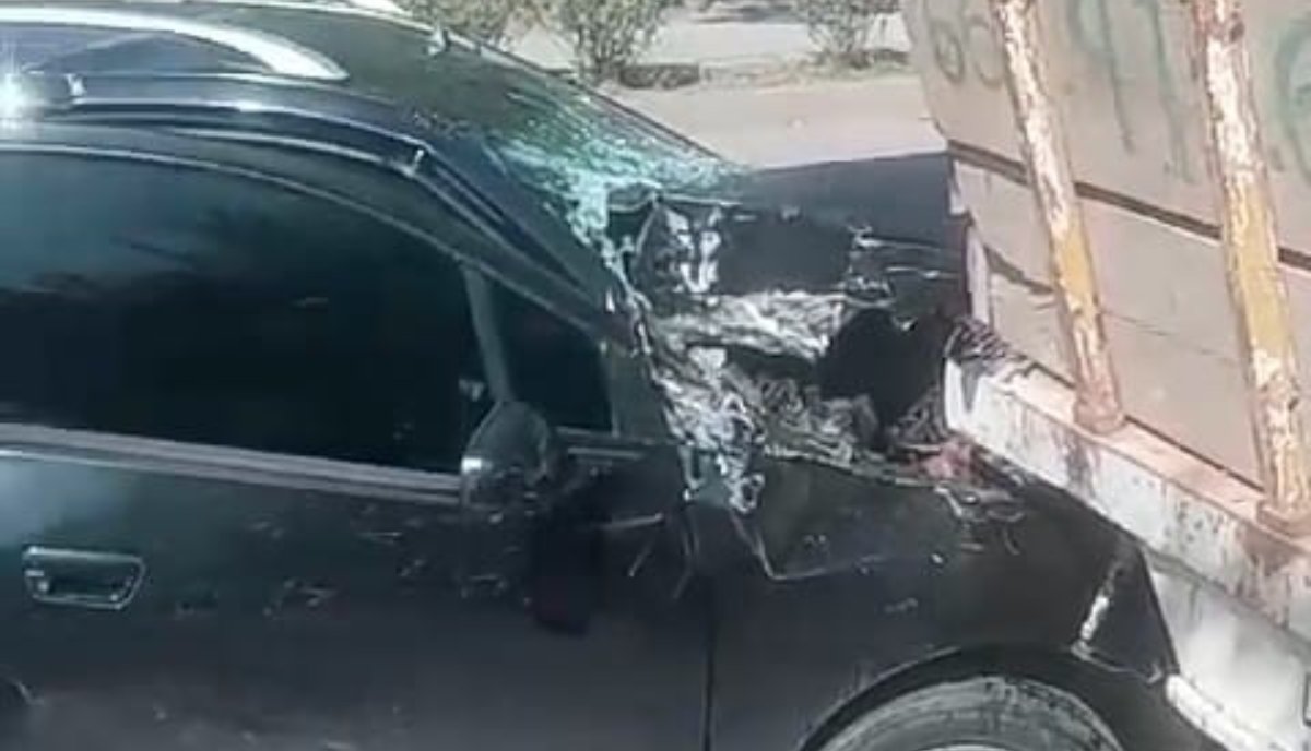Auto se estrella contra camión ladrillero estacionado en Mazatlán