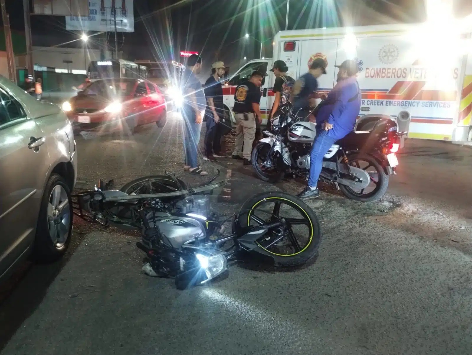 Motociclista resulta lesionado al chocar contra vehículo en Mazatlán