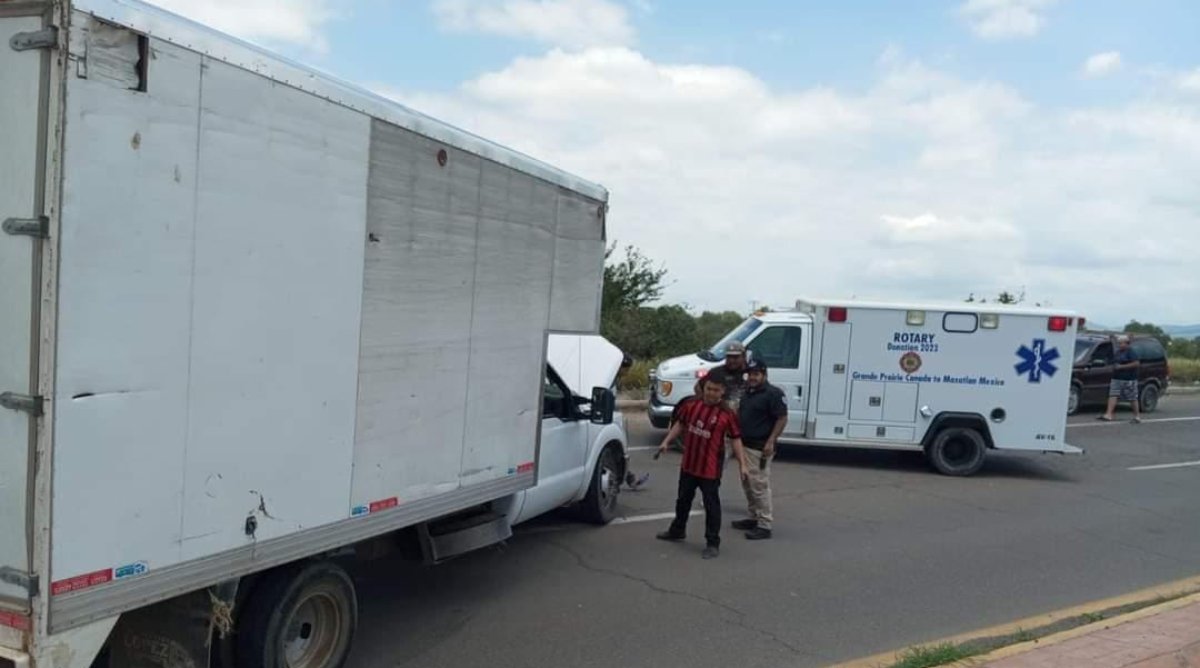 Conductor de camioneta pierde el control y choca contra camellón en Villa Unión