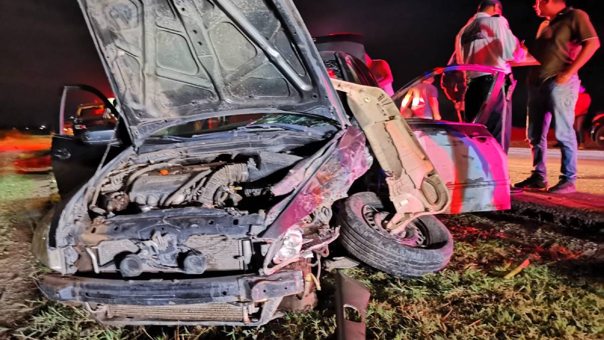 Choque frontal entre dos vehículos deja tres personas lesionadas en Ahome