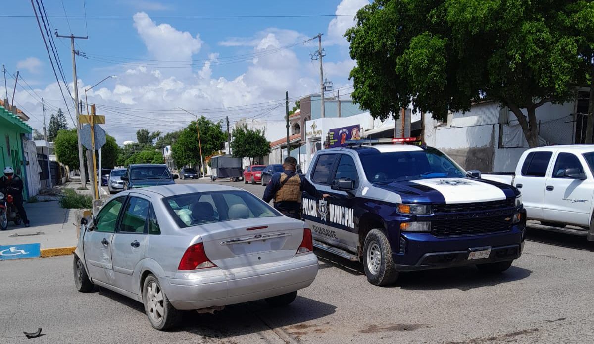 Mujer se pasa un alto en el centro de Guasave y provoca un aparatoso choque