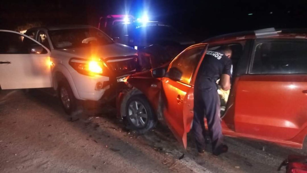 Automóvil y camioneta registran fuerte accidente la madrugada de este sábado en Mazatlán