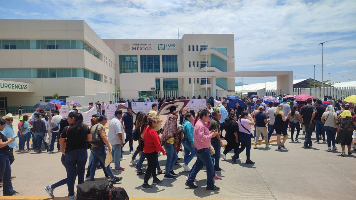 Con pancartas de apoyos decenas de ciudadanos esperan a AMLO y Claudia Sheinbaum
