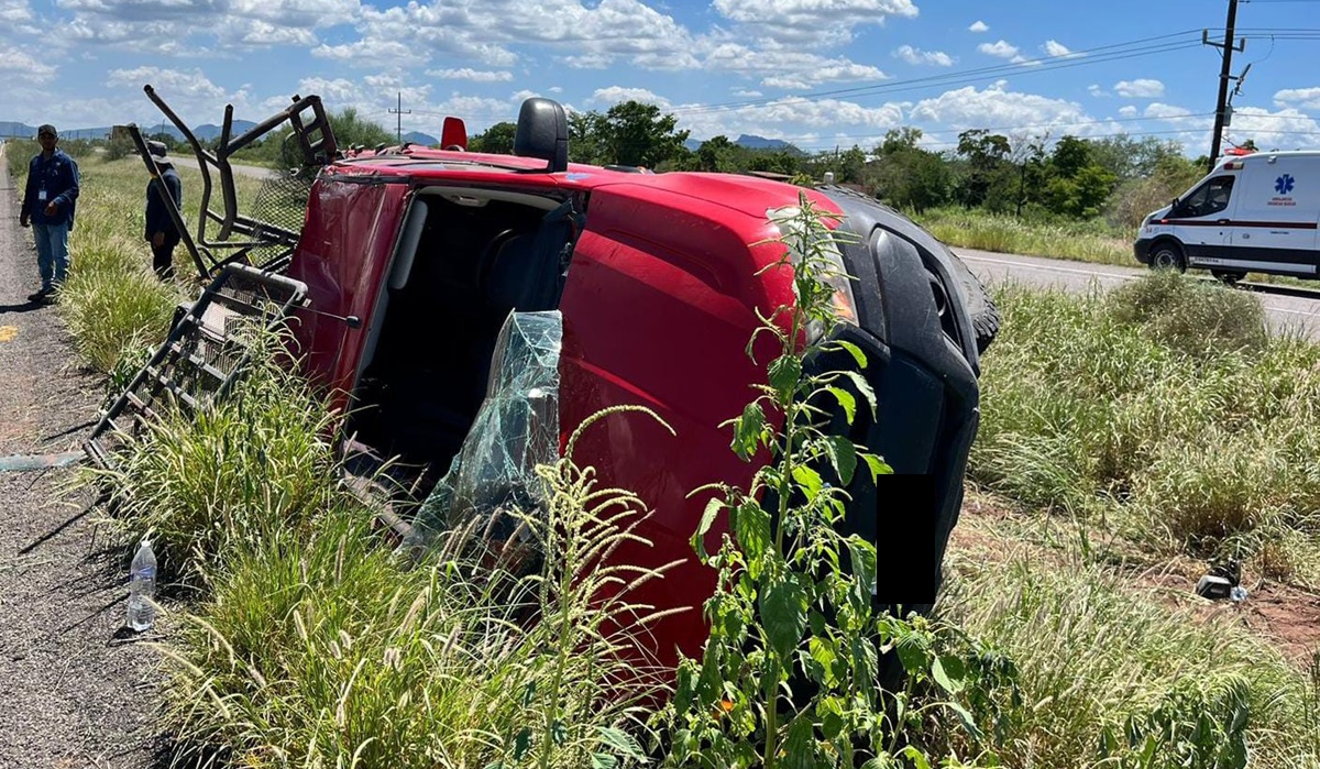 Conductor de camioneta vuelca en la carretera México 15 en Ahome