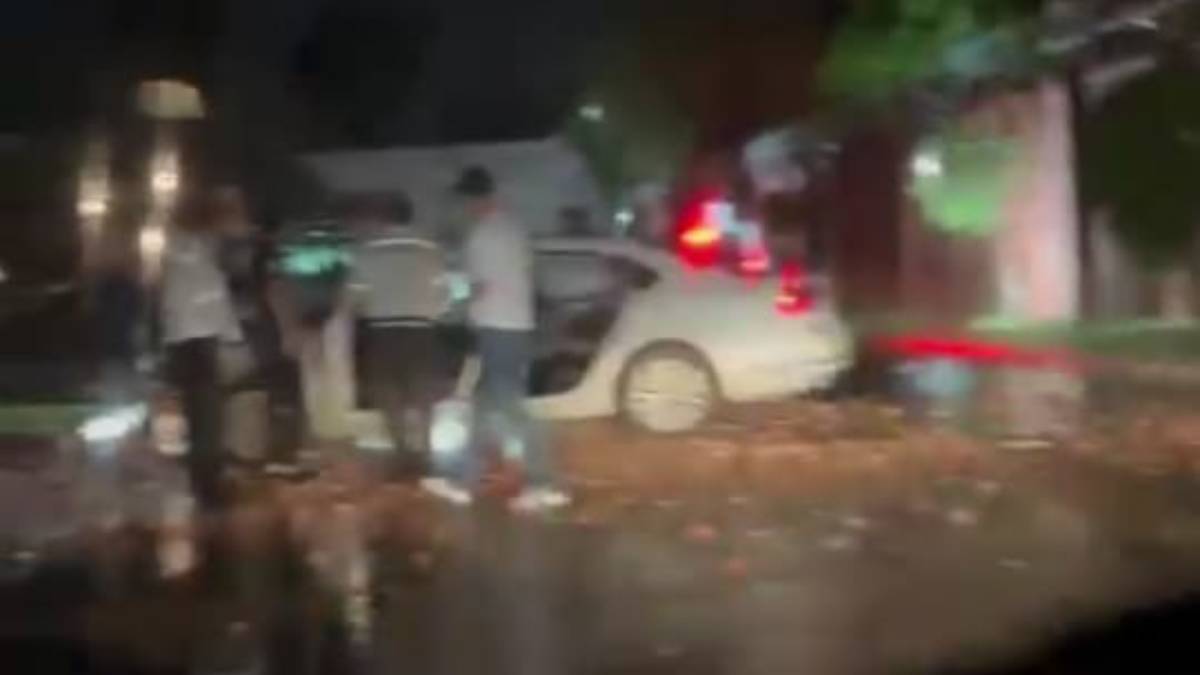 Conductor pierde el control de automóvil y termina atravesando barda perimetral en Mazatlán
