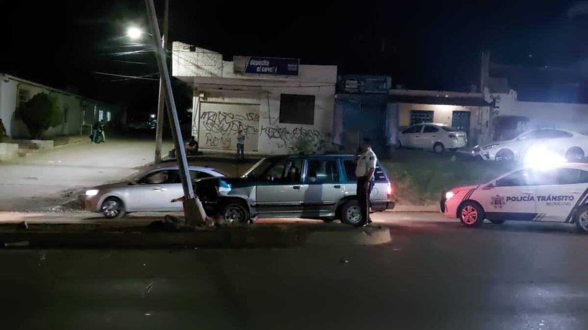 Conductor pierde el control del volante y se choca contra luminaria en Mazatlán