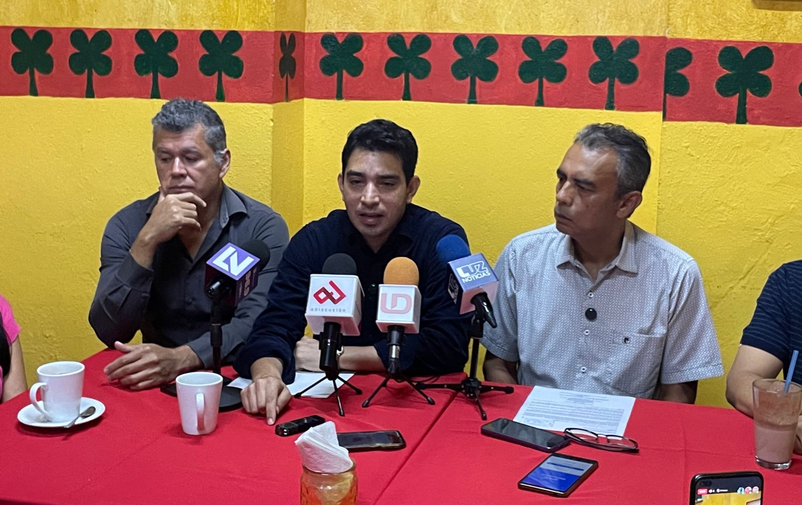 Buscan que consulta universitaria se realice el próximo 6 de septiembre; entregan nueva solicitud a autoridades