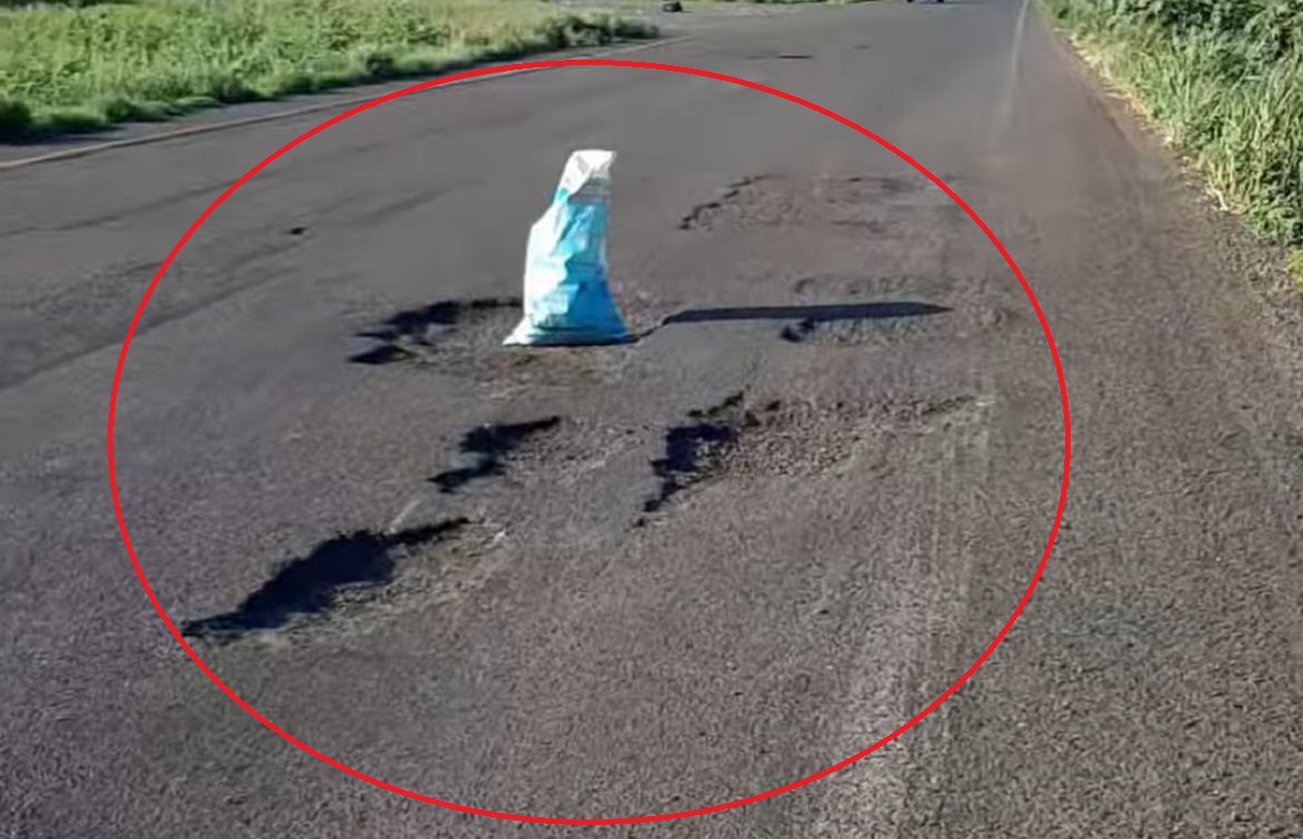Pobladores de El Carrizo colocan costales con tierra en “macro” baches de la México 15