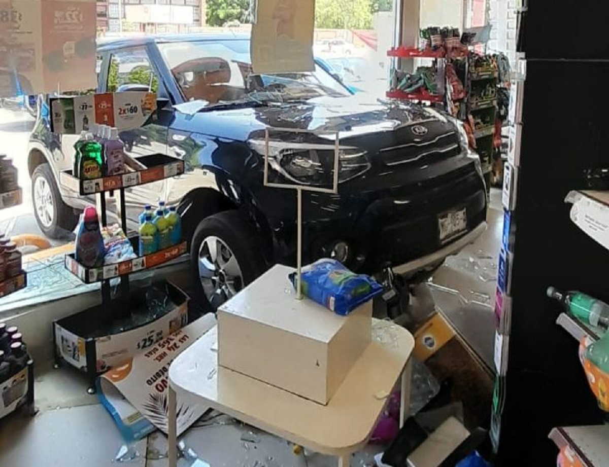 ¡Hasta la caja! Abuelita choca contra Oxxo frente a la UAdeo Guasave