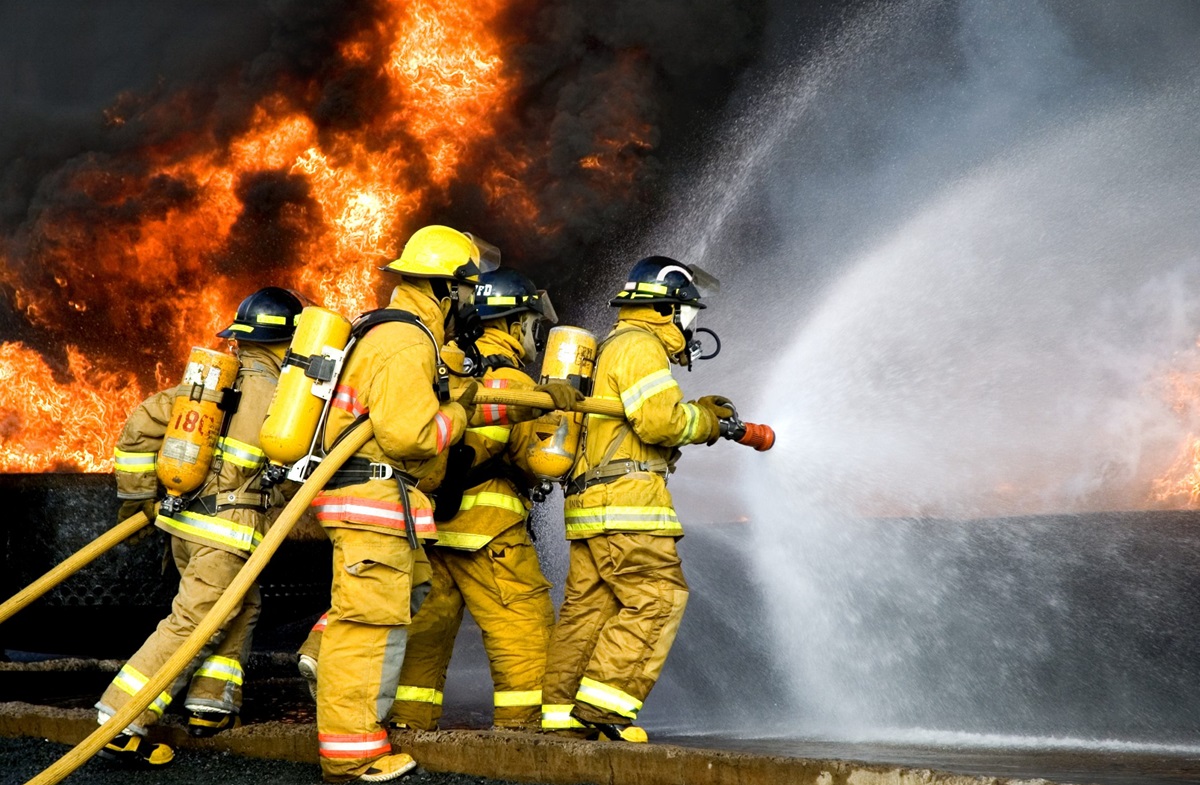 Los verdaderos héroes no llevan capa, cargan equipo… mensajes cortos para felicitar este Día del Bombero